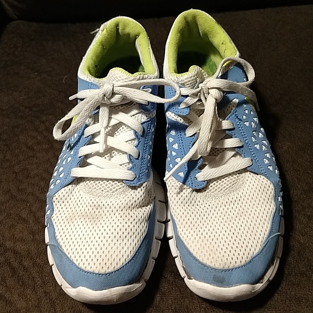 Tennis shoes